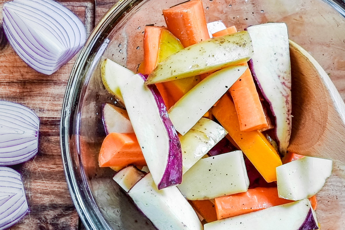 Cut vegetables in a bowl with oil, salt and pepper.